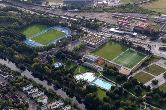 Vue aérienne de Parc des expositions, piscine extérieure, camping et arène Paul Horn à Tübingen dans le département Bade-Wurtemberg, Allemagne