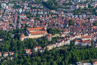 Photographie aérienne de Complexe du château de Hohen Tübingen avec le musée des cultures anciennes à Tübingen dans le département Bade-Wurtemberg, Allemagne