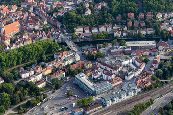 Vue aérienne de Neckarfront, Eberhardsbrücke à le quartier Zentrum in Tübingen dans le département Bade-Wurtemberg, Allemagne