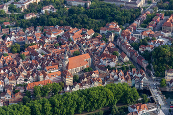 Vue aérienne de Église collégiale Saint-Georges à Tübingen dans le département Bade-Wurtemberg, Allemagne