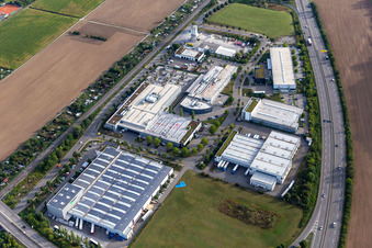 Vue aérienne de Zone industrielle et commerciale avec Zeltwanger Maschinenbau GmbH, EUROMASTER GmbH, BayWa re Solar Energy Systems GmbH et HIMMELWERK, High and Medium Frequency Systems GmbH à Tübingen dans le département Bade-Wurtemberg, Allemagne