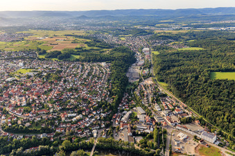 Vue aérienne de Vue d'ensemble de la ville avec la vallée d'Echaz depuis le nord-ouest à Kirchentellinsfurt dans le département Bade-Wurtemberg, Allemagne