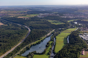 Vue aérienne de Rivière - structure de pont pour traverser la vallée du Neckar Viaduc sur le lac de la carrière à Kirchentellinsfurt dans le département Bade-Wurtemberg, Allemagne