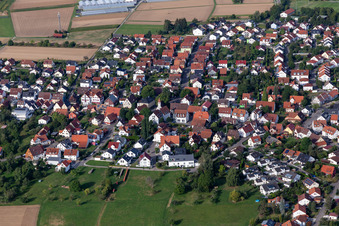 Vue aérienne de Église Saint-Pierre à le quartier Degerschlacht in Reutlingen dans le département Bade-Wurtemberg, Allemagne