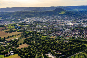 Vue aérienne de Vue de la ville derrière le cimetière de Römerschanze à Reutlingen dans le département Bade-Wurtemberg, Allemagne