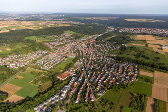 Vue aérienne de Vue des rues et des maisons dans les quartiers résidentiels à Wannweil dans le département Bade-Wurtemberg, Allemagne