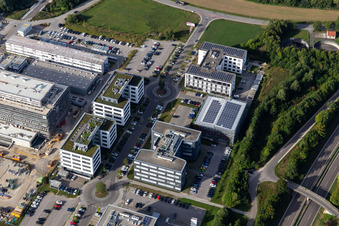 Vue aérienne de Bosch eBike Systems, locaux de l'entreprise Bosch Sensortec avec halls, bâtiments de l'entreprise et installations de production à le quartier Jettenburg in Kusterdingen dans le département Bade-Wurtemberg, Allemagne
