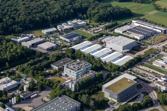 Vue aérienne de Zone industrielle et commerciale avec Akzo Nobel Powder Coatings GmbH, RET GmbH et Möbel Rieger Lager Reutlingen à le quartier Jettenburg in Kusterdingen dans le département Bade-Wurtemberg, Allemagne