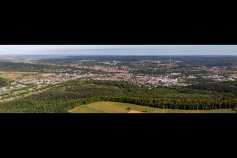 Vue aérienne de Perspective panoramique de la zone urbaine avec ses périphéries et son centre-ville à Tübingen dans le département Bade-Wurtemberg, Allemagne