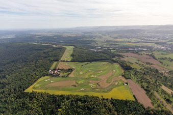 Vue d'oiseau de Terrain du terrain de golf Golfclub Schloss Kressbach à Kressbach à le quartier Kreßbach in Tübingen dans le département Bade-Wurtemberg, Allemagne