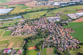 Vue aérienne de Vue du village en bordure des champs agricoles et des terres agricoles à le quartier Bühl in Tübingen dans le département Bade-Wurtemberg, Allemagne