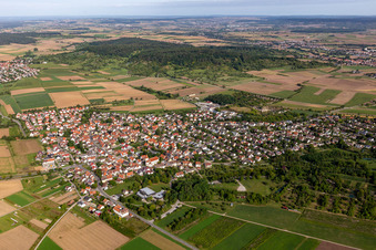Vue aérienne de Vue de la ville en bordure des champs agricoles et des terres agricoles en Hirschau à le quartier Hirschau in Tübingen dans le département Bade-Wurtemberg, Allemagne