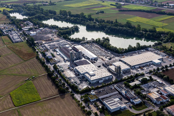 Vue aérienne de Zone industrielle et commerciale au bord du lac de carrière avec Wabra GmbH, Aicheler & Braun GmbH, usine de béton, entreprise de construction Flammer, Händle hardening GmbH, Beton Kemmler GmbH, en Hirschau à le quartier Hirschau in Tübingen dans le département Bade-Wurtemberg, Allemagne