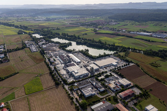 Vue aérienne de Zone industrielle et commerciale au bord du lac de carrière avec Wabra GmbH, Aicheler & Braun GmbH, usine de béton, entreprise de construction Flammer, Händle hardening GmbH, Beton Kemmler GmbH, en Hirschau à le quartier Hirschau in Tübingen dans le département Bade-Wurtemberg, Allemagne