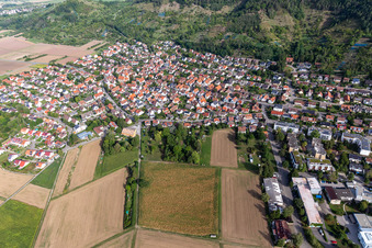 Vue aérienne de Vue de la ville en bordure des champs agricoles et des terres agricoles en Hirschau à le quartier Hirschau in Tübingen dans le département Bade-Wurtemberg, Allemagne