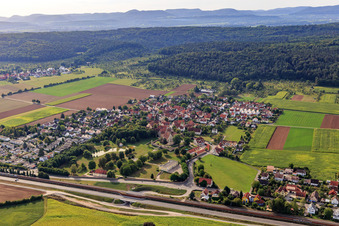 Vue aérienne de Vue de la ville depuis le nord, au-delà de la B28, avec le château. à le quartier Kilchberg in Tübingen dans le département Bade-Wurtemberg, Allemagne