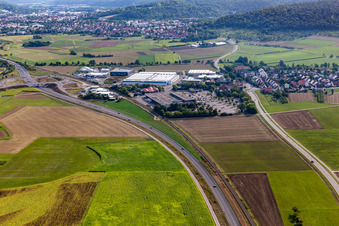 Vue aérienne de Zone industrielle sur la B28 à le quartier Weilheim in Tübingen dans le département Bade-Wurtemberg, Allemagne