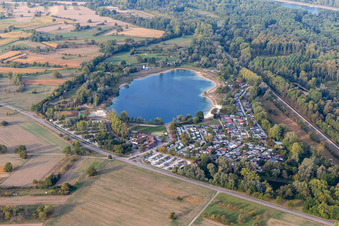 Vue aérienne de Caravanes et tentes - Camping et emplacement pour tentes Rastatter-Freizeitparadies GmbH et Golfclub Altrhein eV en Plittersdorf à le quartier Plittersdorf in Rastatt dans le département Bade-Wurtemberg, Allemagne