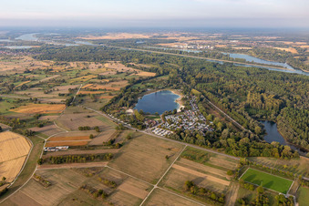 Vue aérienne de Caravanes et tentes - Camping et emplacement pour tentes Rastatter-Freizeitparadies GmbH et Golfclub Altrhein eV en Plittersdorf à le quartier Plittersdorf in Rastatt dans le département Bade-Wurtemberg, Allemagne