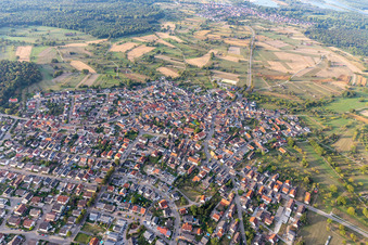 Vue aérienne de Du sud-est à le quartier Ottersdorf in Rastatt dans le département Bade-Wurtemberg, Allemagne