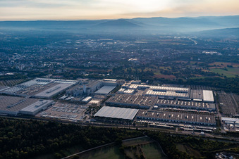 Vue aérienne de L'usine Mercedes Benz Rastatt à la lumière du matin à Rastatt dans le département Bade-Wurtemberg, Allemagne