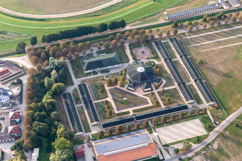 Vue aérienne de Club d'équitation et de course St. Georg Iffezheim eV et restaurant Surumu à l'hippodrome Iffezheim à Iffezheim dans le département Bade-Wurtemberg, Allemagne
