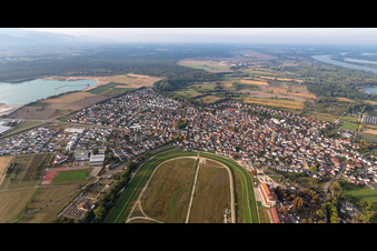 Vue aérienne de Vue de la ville depuis le nord-est avec Baden Galopp - Galopprennbahn Baden-Baden à Iffezheim dans le département Bade-Wurtemberg, Allemagne