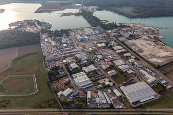 Vue aérienne de Zone industrielle à l'est de Kühlsee à Iffezheim dans le département Bade-Wurtemberg, Allemagne