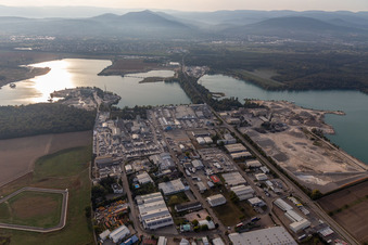 Vue aérienne de Zone industrielle et commerciale Est à Kühlsee avec ELMAKO GmbH & Co. KG, usine de blocs de béton Kronimus AG, usine de gravier et de gravillons fins IKE Iffezheimer Max Kern GmbH & Co. KG, BKG Transportbeton GmbH + Co. KG et SWA Südwest Asphalt GmbH & Co. KG à Iffezheim dans le département Bade-Wurtemberg, Allemagne