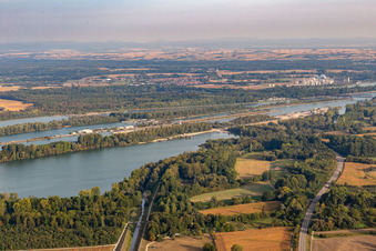 Vue aérienne de Systèmes d'écluses de l'Office des eaux et de la navigation de Fribourg et d'EnBW Energie Baden-Württemberg AG, centrale électrique du Rhin Iffezheim sur les rives de la voie navigable du Rhin à Iffezheim dans le département Bade-Wurtemberg, Allemagne