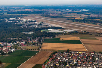 Vue aérienne de Pistes avec voies de circulation, hangars et terminaux sur le terrain de l'aéroport de Karlsruhe / Baden-Baden (FKB) à le quartier Söllingen in Rheinmünster dans le département Bade-Wurtemberg, Allemagne