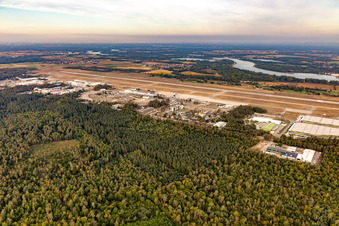 Vue aérienne de Aéroport de Baden à le quartier Söllingen in Rheinmünster dans le département Bade-Wurtemberg, Allemagne