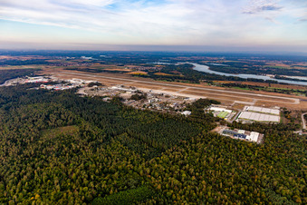 Vue aérienne de Pistes avec voies de circulation, hangars et terminaux sur le terrain de l'aéroport de Karlsruhe / Baden-Baden (FKB) à le quartier Söllingen in Rheinmünster dans le département Bade-Wurtemberg, Allemagne