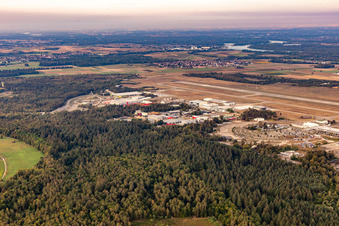 Vue aérienne de Aéroport de Baden à le quartier Söllingen in Rheinmünster dans le département Bade-Wurtemberg, Allemagne