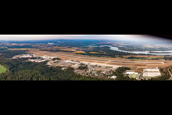 Vue aérienne de Panorama de Baden-Airpark à le quartier Söllingen in Rheinmünster dans le département Bade-Wurtemberg, Allemagne