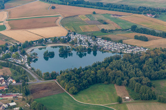 Vue aérienne de Camping Adam oHG au bord du lac à le quartier Oberbruch in Bühl dans le département Bade-Wurtemberg, Allemagne