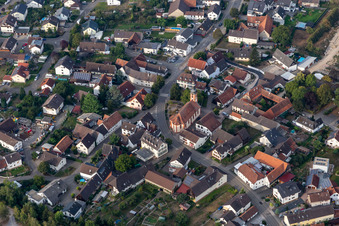 Vue aérienne de Église paroissiale à le quartier Moos in Bühl dans le département Bade-Wurtemberg, Allemagne