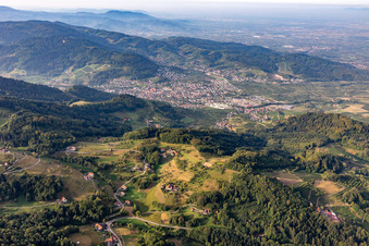 Vue aérienne de Fontaine à schnaps au moulin de Straubenhöf à Sasbachwalden dans le département Bade-Wurtemberg, Allemagne