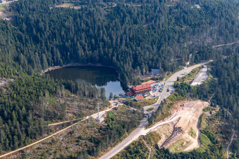 Vue aérienne de Zones forestières au bord du lac Mummelsee avec Berghotel Mummelsee à Seebach dans le département Bade-Wurtemberg, Allemagne