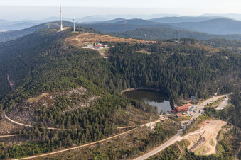 Vue aérienne de Hornisgrinde au-dessus du lac Mummelsee sur la route principale de la Forêt-Noire B500 à Seebach dans le département Bade-Wurtemberg, Allemagne