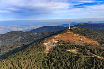 Vue aérienne de Hornisgrinde, la plus haute montagne du nord de la Forêt-Noire avec émetteur SWR, tour Bismarck et tour Hornisgrinde à Seebach dans le département Bade-Wurtemberg, Allemagne