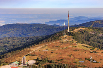 Photographie aérienne de Hornisgrinde, la plus haute montagne du nord de la Forêt-Noire avec émetteur SWR, tour Bismarck et tour Hornisgrinde à Seebach dans le département Bade-Wurtemberg, Allemagne