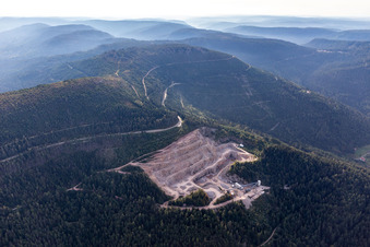 Vue aérienne de Carrière de VSG Schwarzwald Granit Werke GmbH & Co. KG pour l'extraction et l'exploitation du granit à le quartier Hinterseebach in Seebach dans le département Bade-Wurtemberg, Allemagne