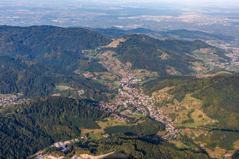 Vue aérienne de Vue des rues et des maisons dans les quartiers résidentiels à Ottenhöfen im Schwarzwald dans le département Bade-Wurtemberg, Allemagne