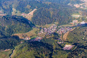 Vue aérienne de Sous l'eau à Ottenhöfen im Schwarzwald dans le département Bade-Wurtemberg, Allemagne