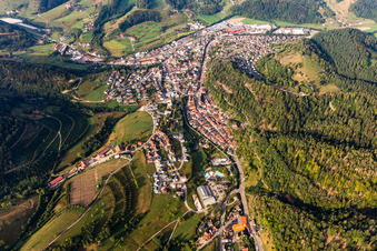 Vue aérienne de Vue des rues et des maisons dans les quartiers résidentiels à Oppenau dans le département Bade-Wurtemberg, Allemagne