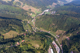 Vue aérienne de Camping spa Traiermühle à le quartier Löcherberg in Oppenau dans le département Bade-Wurtemberg, Allemagne