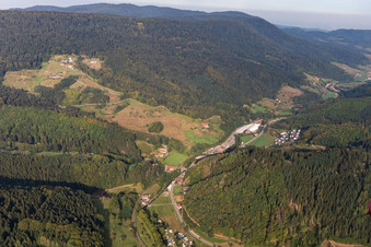 Vue aérienne de Mulag Fahrzeugwerk Heinz Wössner GmbH à Oppenau dans le département Bade-Wurtemberg, Allemagne
