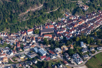 Vue aérienne de Bâtiment d'église Oppenau dans le vieux centre-ville à Oppenau dans le département Bade-Wurtemberg, Allemagne