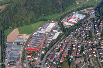 Photographie aérienne de Bâtiment de l'usine de construction automobile de DOLL Fahrzeugbau GmbH à le quartier Guckinsdorf in Oppenau dans le département Bade-Wurtemberg, Allemagne
